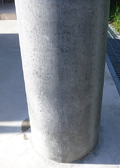 コンクリート診断・野村昌弘の研究所前のアルカリ骨材反応が発生した電柱